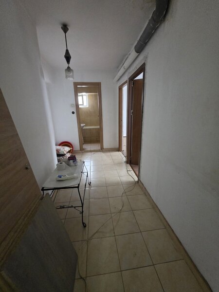 Berceni, pe B-ul Obregia, stradal, bloc reabilitat, pasajul Europa Unita