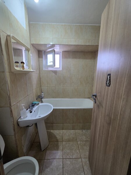 Berceni, pe B-ul Obregia, stradal, bloc reabilitat, pasajul Europa Unita